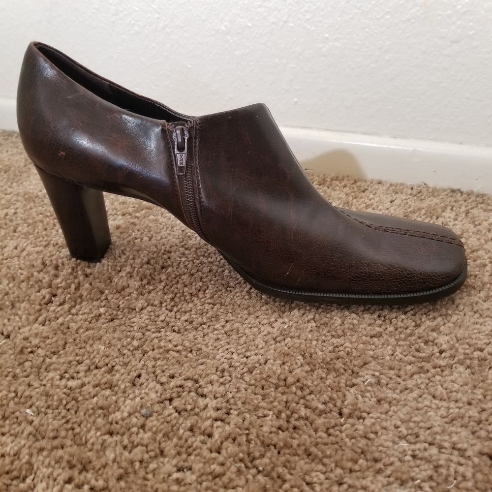 Franco Sarto Leather Side Zip Heels , Size 8M